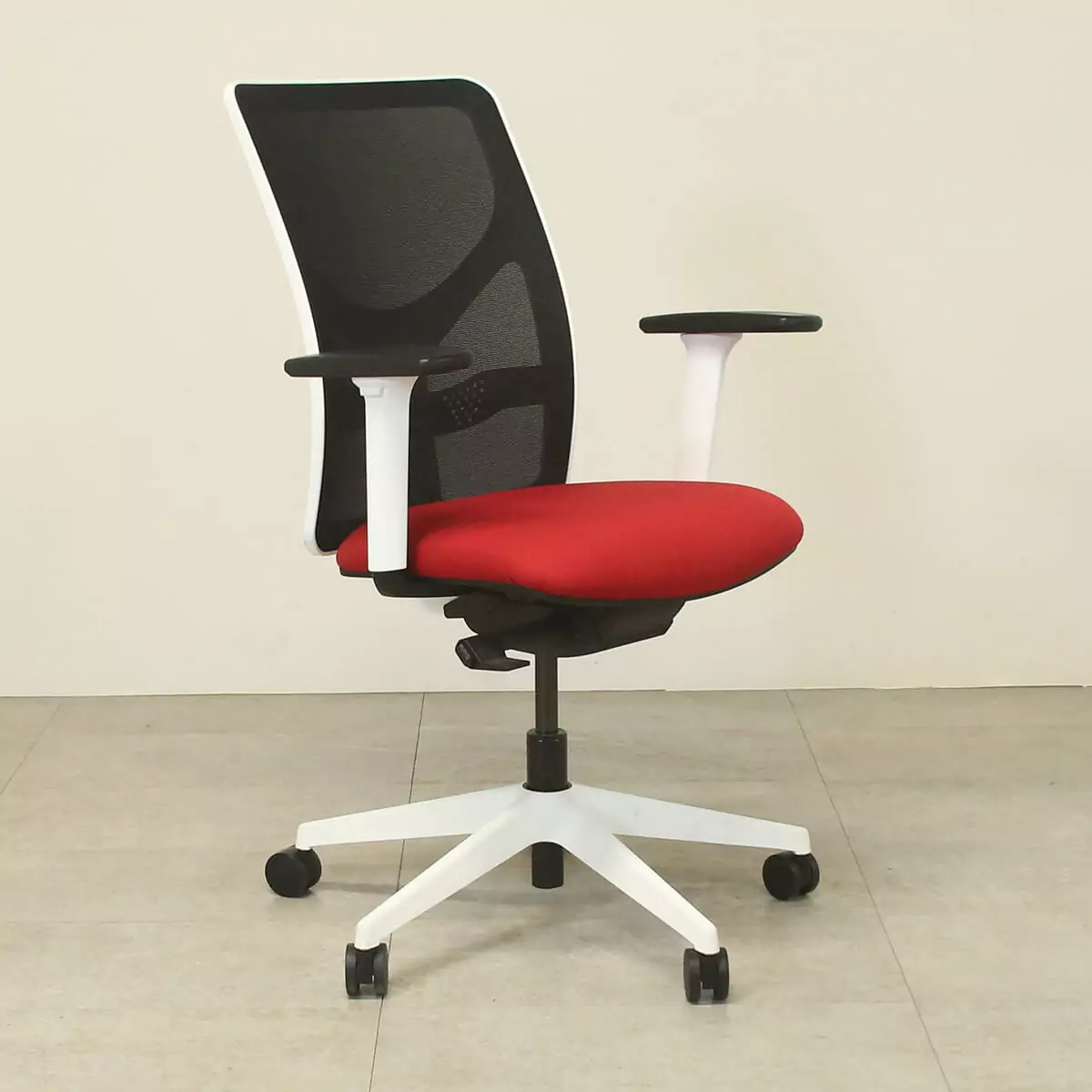 RED MESH BACK OPERATORS CHAIR Ergonomic
